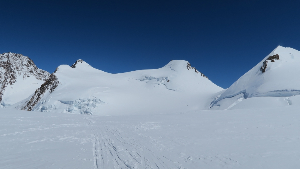 La salita sci alpinistica alla Punta Gnifetti ovvero alla Capanna Margherita, è un bellina ascensione in ambiente glaciale, mai troppo difficile. Richiede una buona tecnica di sci ed un buon allenamento forma.