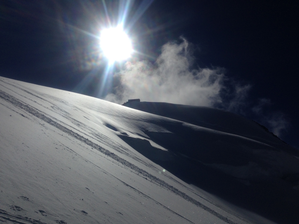 La salita alla Punta Gnifetti ovvero alla Capanna Margherita, è un bellina ascensione in ambiente glaciale, mai troppo difficile….. a patto di avere un buon allenamento. Può essere adatta anche ad alpinisti alle primi armi benché in ottima forma.