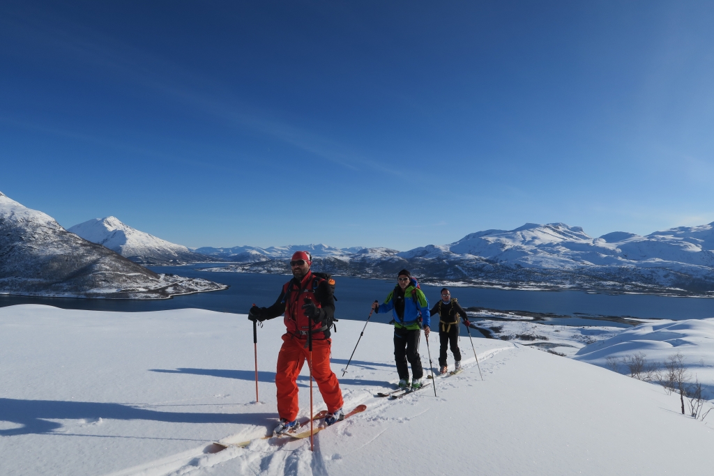 Sci alpinismo esotico tra fiordi e case di pescatori aspettando la notte per vedere l'aurora boreale.