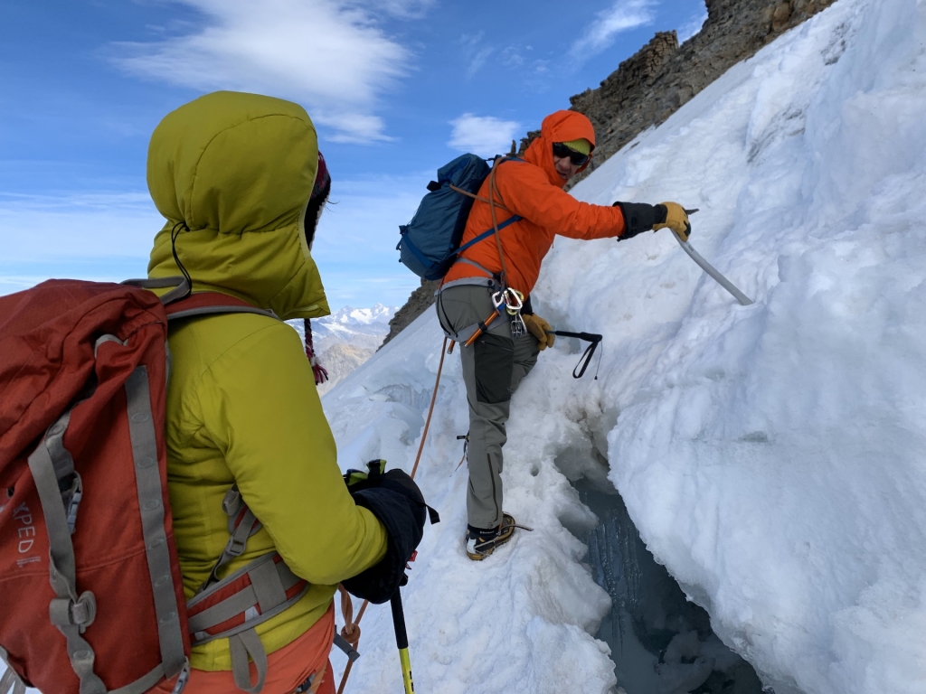 Per salire il Gran Paradiso si perte dal fondovalle, senza l’uso di impianti di risalita. in due giorni si salgono 2200 mt. di dislivello. Un ritmo  lento è d’obbligo per conservare l’energie. L’accoglienza al rifugio Chabod è di gran classe. Potrei affermare che la salita sia un elogio alla lentezza. La gita, adatta anche ad alpinisti debuttanti benché ben allenati, si svolge su dolci ghiacciai con un ultimo breve tratto tecnico su rocce.