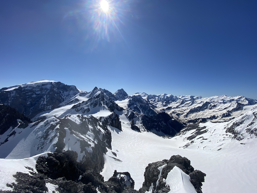 5 giorni di sci alpinismo ad alta quota.
Grazie agli accessi stradali ed agli impianti in quota, avremo al possibilità di affrontare le grandi montagne lungo la val Venosta. Ortles-Cevedale, Passo dello Stelvio, Val Martello e Val Senales