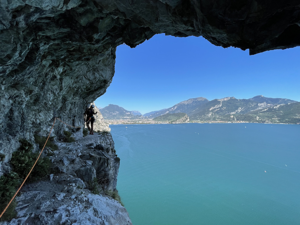 Via Ferrata? via d’arrampicata?
Il sentiero Torti, a picco sul Lago di Garda, non ne una ne l’altra cosa.
Il percorso è un’esperienza unica per ambiente, panorami ed esposizione. Può essere paragonato ad una via alpinistica dove sono necessarie un po di manovre di corda per procedere in sicurezza, avere il “piede saldo” ed un po di abitudine all’esposizione.