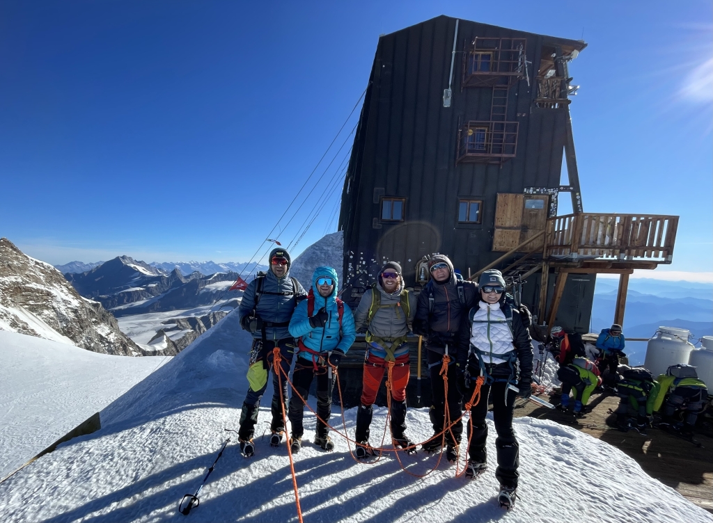 Salita alla Punta Gnifetti in vecchio stile, con partenza da Gressoney, a piedi. Un viaggio unico attraverso il mutare del paesaggio alpino. Dai boschi di conifere ai ghiacciai