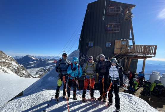 Punta Gnifetti, salita storica con partenza da Gressoney a piedi